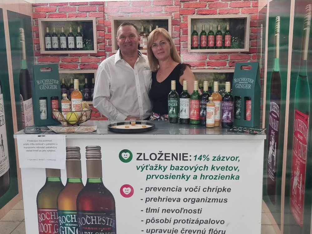 Ivan Andrášik s manželkou Veronikou pri stojane s nápojmi Rochester